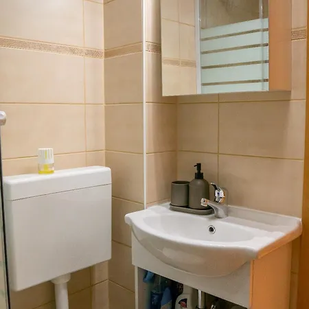 Cozy Small Apartment With Free Parking